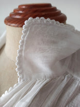 Cargar imagen en el visor de la galería, 1920s 1930s - Exquisite Hand Embroidered Smoked Cotton Blouse