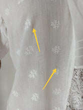 Cargar imagen en el visor de la galería, 1920s 1930s - Exquisite Hand Embroidered Smoked Cotton Blouse
