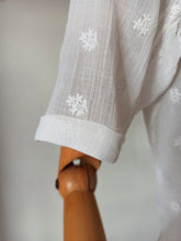 Cargar imagen en el visor de la galería, 1920s 1930s - Exquisite Hand Embroidered Smoked Cotton Blouse