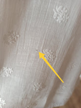 Cargar imagen en el visor de la galería, 1920s 1930s - Exquisite Hand Embroidered Smoked Cotton Blouse
