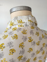 Charger l'image dans la galerie, 1950s - FRANCE - DEADSTOCK - Printed Nylon Blouse - Sz. 42