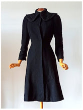 Cargar imagen en el visor de la galería, 1930s 1940s - Superb Black Buckle Back Wool Coat - W29 (74cm)