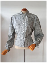 Laden Sie das Bild in den Galerie-Viewer, 1940s - Gorgeous Grey Floral Print Cotton Blouse - W38 (96cm)
