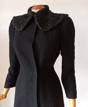 Cargar imagen en el visor de la galería, 1930s 1940s - Superb Black Buckle Back Wool Coat - W29 (74cm)