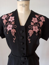 Charger l'image dans la galerie, 1940s 1950s - EUREKA, USA - Stunning Pink & Black Grapes Dress - W35 (88cm)