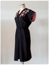 Charger l'image dans la galerie, 1940s 1950s - EUREKA, USA - Stunning Pink & Black Grapes Dress - W35 (88cm)