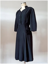 Cargar imagen en el visor de la galería, 1940s - Superb Velvet Pockets Black Gab Rayon Dress - W36 (92cm)