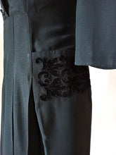 Cargar imagen en el visor de la galería, 1940s - Superb Velvet Pockets Black Gab Rayon Dress - W36 (92cm)