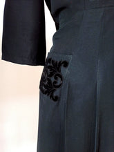 Cargar imagen en el visor de la galería, 1940s - Superb Velvet Pockets Black Gab Rayon Dress - W36 (92cm)