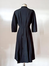 Cargar imagen en el visor de la galería, 1940s - Superb Velvet Pockets Black Gab Rayon Dress - W36 (92cm)