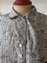 Laden Sie das Bild in den Galerie-Viewer, 1940s - Gorgeous Grey Floral Print Cotton Blouse - W38 (96cm)