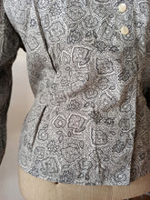 Laden Sie das Bild in den Galerie-Viewer, 1940s - Gorgeous Grey Floral Print Cotton Blouse - W38 (96cm)