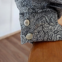 Laden Sie das Bild in den Galerie-Viewer, 1940s - Gorgeous Grey Floral Print Cotton Blouse - W38 (96cm)