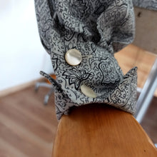 Laden Sie das Bild in den Galerie-Viewer, 1940s - Gorgeous Grey Floral Print Cotton Blouse - W38 (96cm)