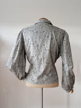 Laden Sie das Bild in den Galerie-Viewer, 1940s - Gorgeous Grey Floral Print Cotton Blouse - W38 (96cm)