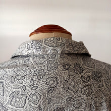 Laden Sie das Bild in den Galerie-Viewer, 1940s - Gorgeous Grey Floral Print Cotton Blouse - W38 (96cm)