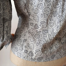 Laden Sie das Bild in den Galerie-Viewer, 1940s - Gorgeous Grey Floral Print Cotton Blouse - W38 (96cm)