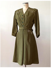 Cargar imagen en el visor de la galería, 1940s - Gorgeous Green Cotton Silk Dress - W35 (88cm)