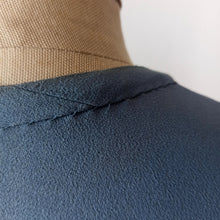 Laden Sie das Bild in den Galerie-Viewer, 1940s - Delightful Teal Blue Beaded Crepe Dress - W29 (74cm)