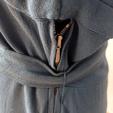 Laden Sie das Bild in den Galerie-Viewer, 1940s - Delightful Teal Blue Beaded Crepe Dress - W29 (74cm)