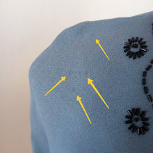 Laden Sie das Bild in den Galerie-Viewer, 1940s - Delightful Teal Blue Beaded Crepe Dress - W29 (74cm)