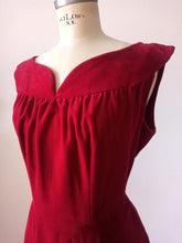 Charger l'image dans la galerie, 1950s 1960s - Stunning Red Wine Velvet Cocktail Dress - W31.5 (80cm)