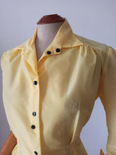 Cargar imagen en el visor de la galería, 1940s 1950s - BERTYS, Paris - Stunning New Look Yellow Blouse - Sz. 44