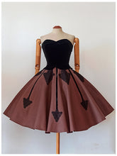 Cargar imagen en el visor de la galería, 1940s - F.M - Stunning Brown Lace Arrows Wool Skirt - W25/26 (64/66cm)