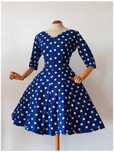 Charger l'image dans la galerie, 1950s - Iconic Blue Polkadots Cotton Dress - W26 (66cm)