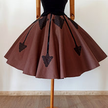 Cargar imagen en el visor de la galería, 1940s - F.M - Stunning Brown Lace Arrows Wool Skirt - W25/26 (64/66cm)
