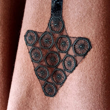 Cargar imagen en el visor de la galería, 1940s - F.M - Stunning Brown Lace Arrows Wool Skirt - W25/26 (64/66cm)