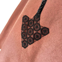 Cargar imagen en el visor de la galería, 1940s - F.M - Stunning Brown Lace Arrows Wool Skirt - W25/26 (64/66cm)