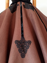 Cargar imagen en el visor de la galería, 1940s - F.M - Stunning Brown Lace Arrows Wool Skirt - W25/26 (64/66cm)