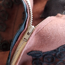 Cargar imagen en el visor de la galería, 1940s - F.M - Stunning Brown Lace Arrows Wool Skirt - W25/26 (64/66cm)