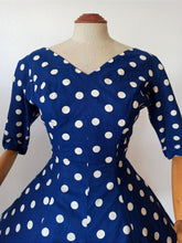 Charger l'image dans la galerie, 1950s - Iconic Blue Polkadots Cotton Dress - W26 (66cm)