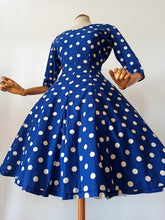 Charger l'image dans la galerie, 1950s - Iconic Blue Polkadots Cotton Dress - W26 (66cm)