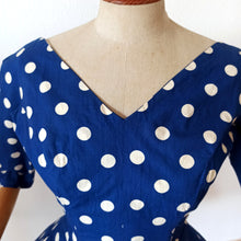 Charger l'image dans la galerie, 1950s - Iconic Blue Polkadots Cotton Dress - W26 (66cm)