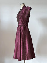 Cargar imagen en el visor de la galería, 1940s - Stunning Bordeaux Embroidered Silk Dress - W27.5 (70cm)
