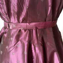 Cargar imagen en el visor de la galería, 1940s - Stunning Bordeaux Embroidered Silk Dress - W27.5 (70cm)