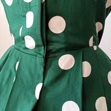 Charger l'image dans la galerie, 1950s - Delightful Green Polka Dots Cotton Dress - W30 (76cm)