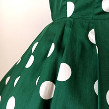 Charger l'image dans la galerie, 1950s - Delightful Green Polka Dots Cotton Dress - W30 (76cm)