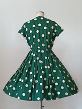 Charger l'image dans la galerie, 1950s - Delightful Green Polka Dots Cotton Dress - W30 (76cm)