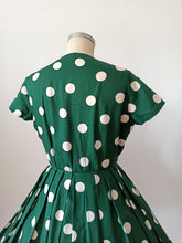 Charger l'image dans la galerie, 1950s - Delightful Green Polka Dots Cotton Dress - W30 (76cm)