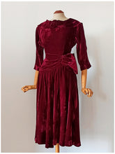 Laden Sie das Bild in den Galerie-Viewer, 1940s - Delightful Bordeaux Velvet Evening Dress - W26.5 (68cm)
