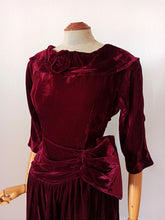 Laden Sie das Bild in den Galerie-Viewer, 1940s - Delightful Bordeaux Velvet Evening Dress - W26.5 (68cm)