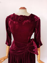 Laden Sie das Bild in den Galerie-Viewer, 1940s - Delightful Bordeaux Velvet Evening Dress - W26.5 (68cm)