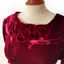 Laden Sie das Bild in den Galerie-Viewer, 1940s - Delightful Bordeaux Velvet Evening Dress - W26.5 (68cm)