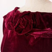 Laden Sie das Bild in den Galerie-Viewer, 1940s - Delightful Bordeaux Velvet Evening Dress - W26.5 (68cm)