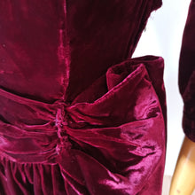 Laden Sie das Bild in den Galerie-Viewer, 1940s - Delightful Bordeaux Velvet Evening Dress - W26.5 (68cm)