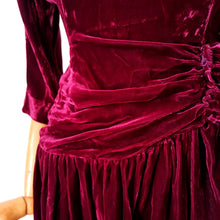 Laden Sie das Bild in den Galerie-Viewer, 1940s - Delightful Bordeaux Velvet Evening Dress - W26.5 (68cm)